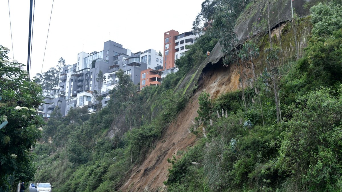 Trabajadores municipales laboraban en la parte alta del talud, tras uno de los derrumbes en la vía a Nayón.