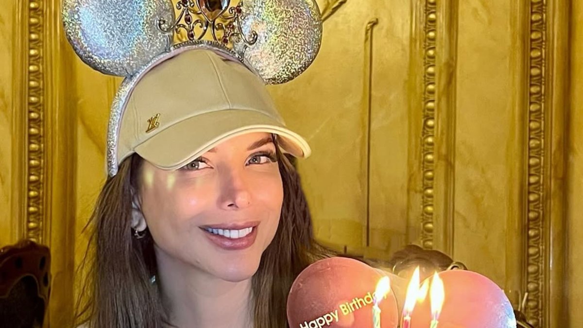 Érika Vélez y su pastel de cumpleaños al estilo de Mickey Mouse