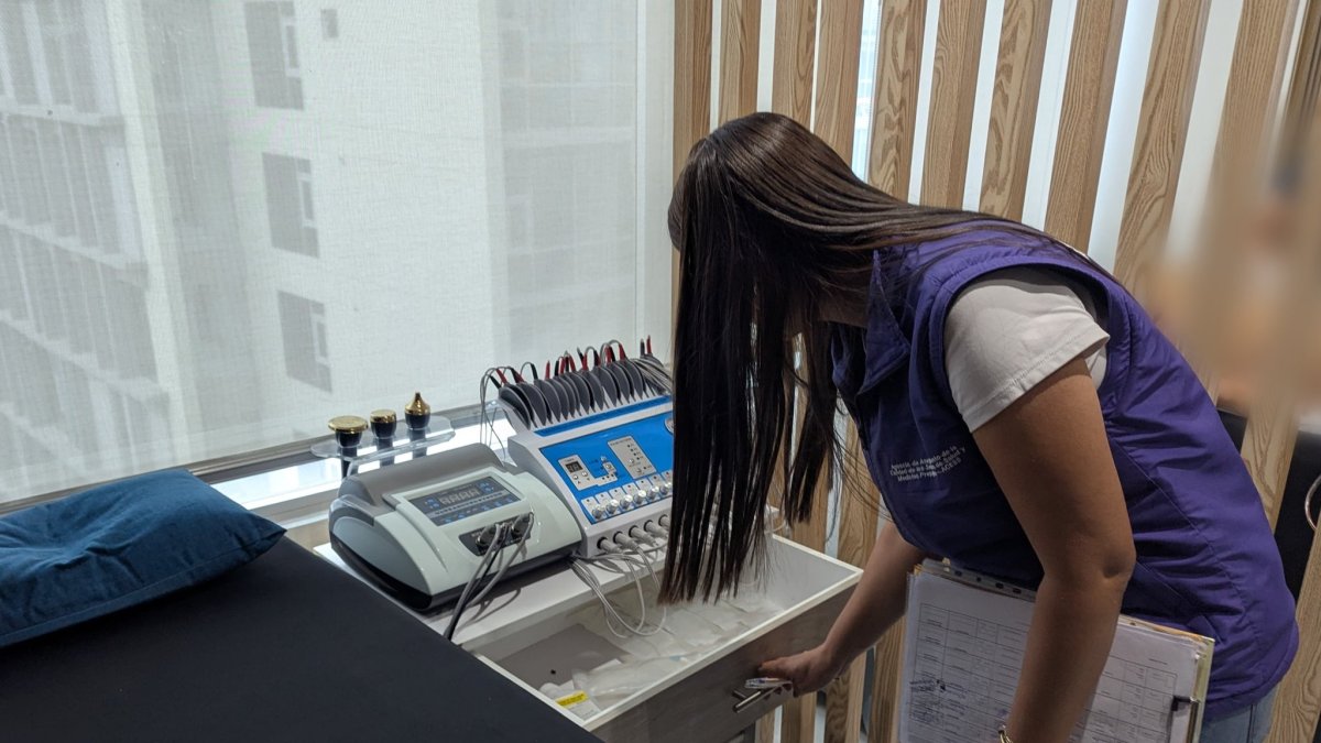 Agentes intervinieron establecimientos en los que se practicaban cirugías estéticas sin tener permiso.