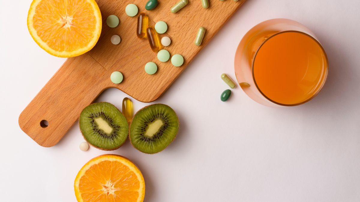 Mejora tu circulación sanguínea con vitamina C, B3, E y K de frutas, frutos secos y verduras.