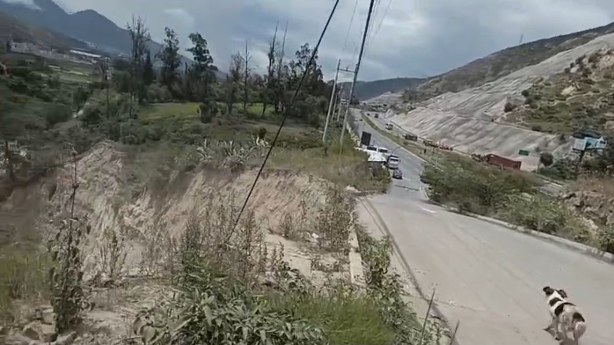 Derrumbe afecta la avenida Simón Bolívar y obliga a cerrar accesos