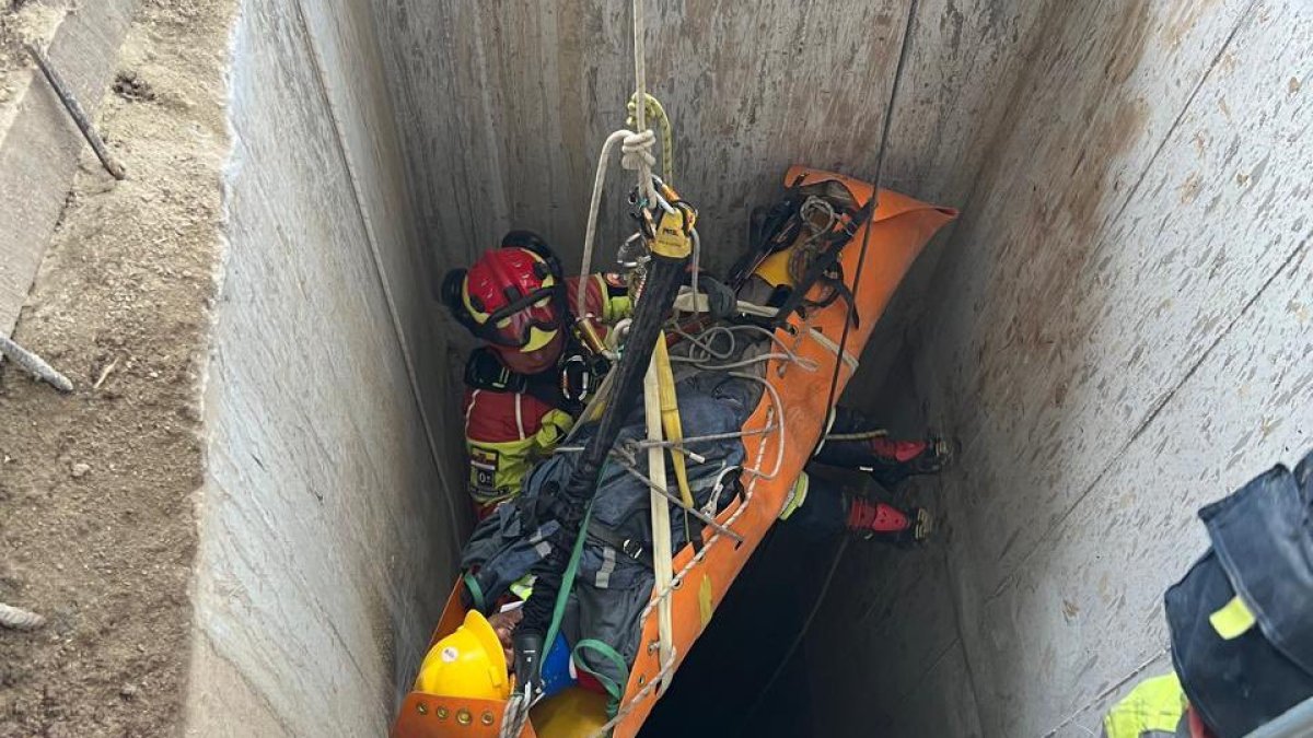 Bomberos utilizaron cuerdas para salvar al obrero que cayó a un colector en el norte de Quito