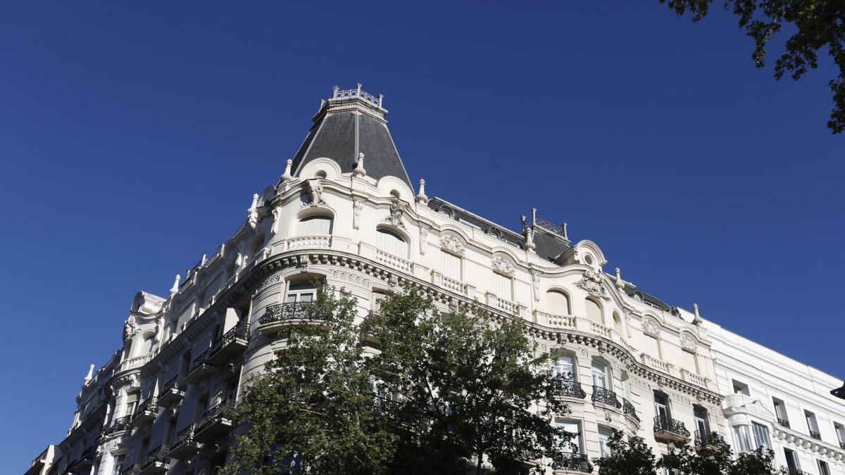 Vista de la fachada de un edificio en la Calle Serrano en Madrid.