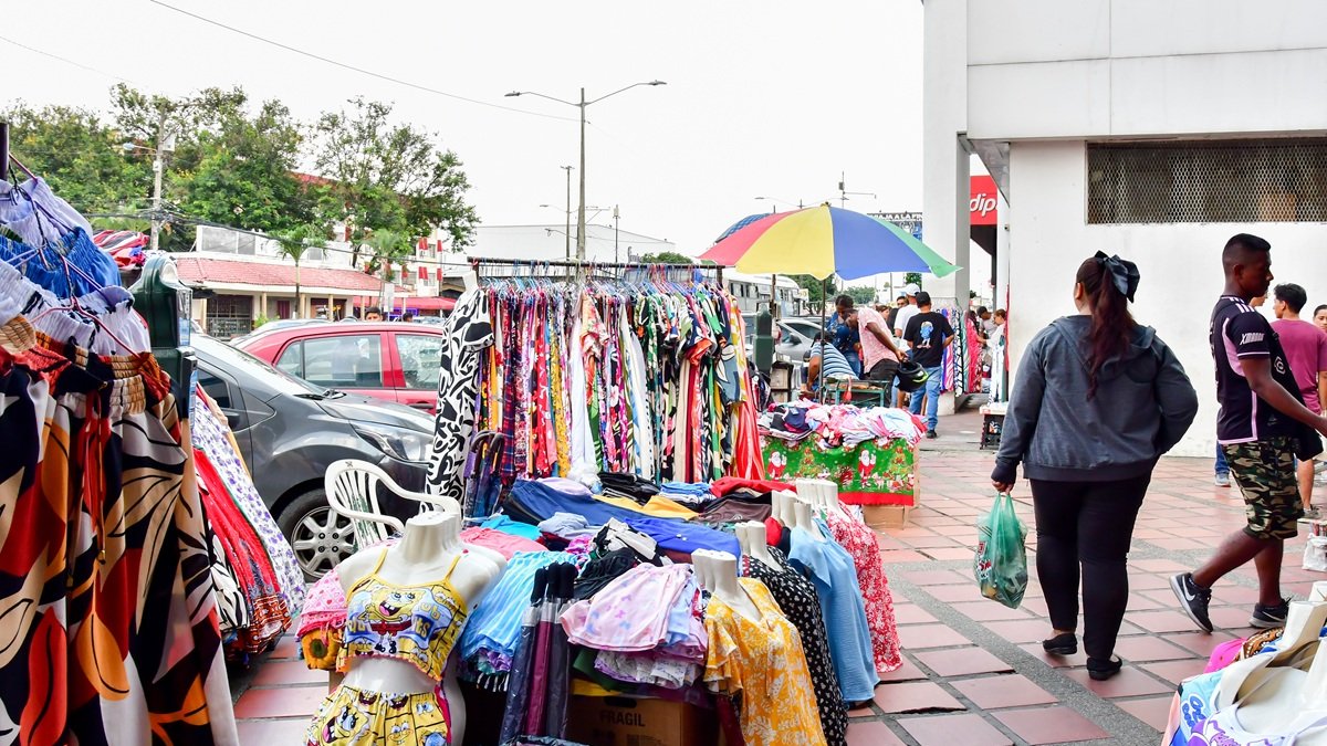 Comercio. Los vendedores no regularizados se han tomado un tramo de 250 metros en una alta zona comercial de esta ciudadela desde hace varios años.