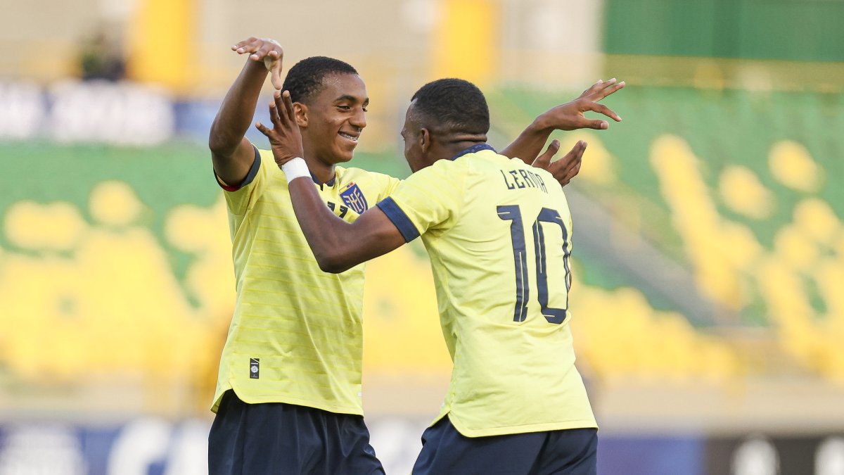 Edwin Quintero (i) festeja con Justin Lerma el 1-0 sobre la Verde.