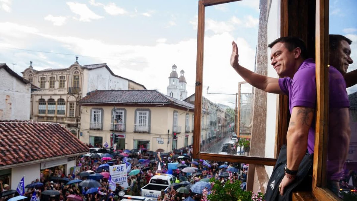 El presidente candidato Daniel Noboa mantuvo una reunión con jóvenes cuencanos en una cafetería exclusiva del centro de la ciudad.