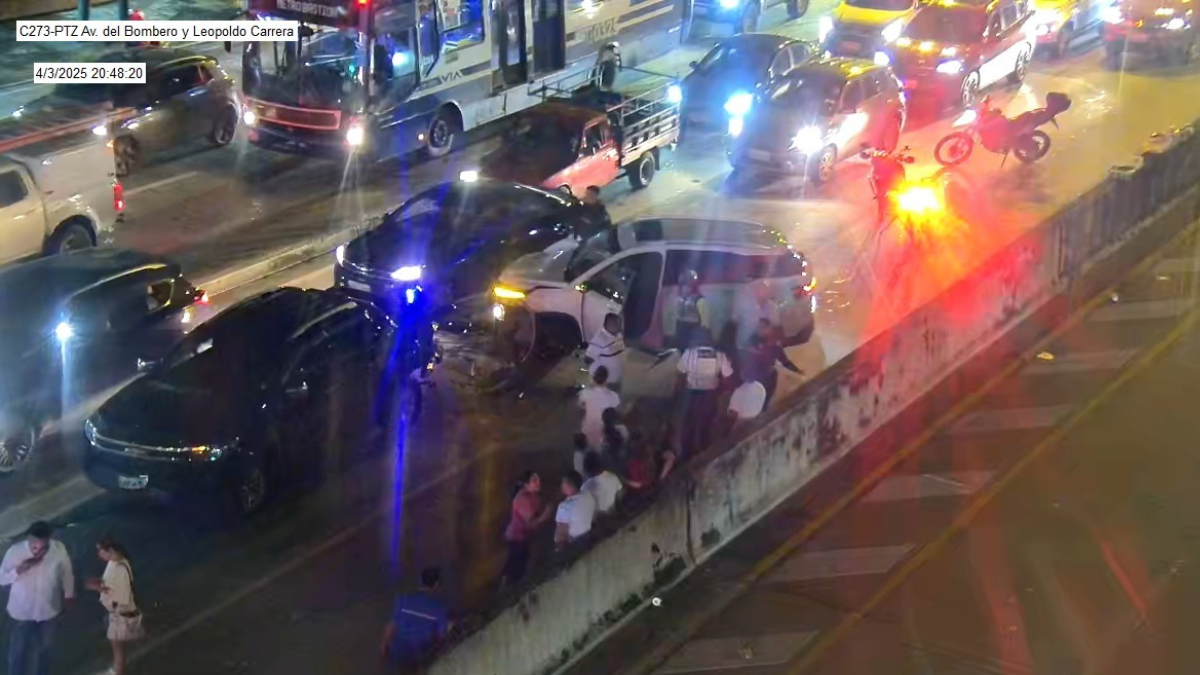 Agentes de la ATM trabajando en el lugar del accidente en la Av. del Bombero, Guayaquil.