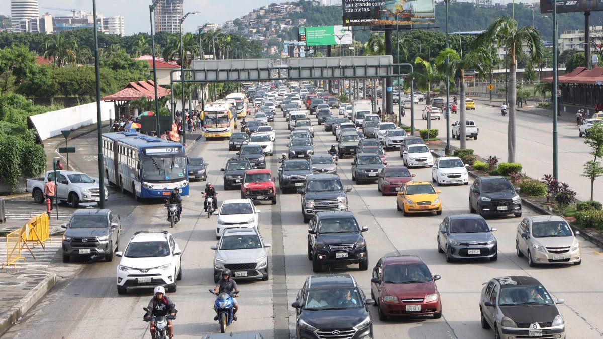 Unidades de Metrovía y buses que movilizan pasajeros hacia Durán, Daule y Samborondón cruzan a diario por la avenida Pedro Menéndez Gilbert, en el norte de Guayaquil.