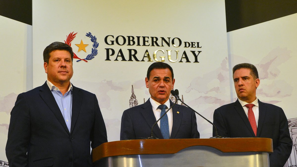 El Ministro del Exterior paraguayo ofrece declaraciones en una rueda de prensa debido al espionaje por parte de Brasil en el marco de negociaciones sobra la central hidroeléctrica Itaipú.