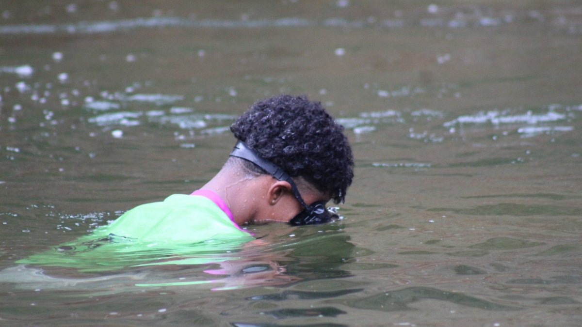 Tres jóvenes del cantón Quinindé, herederos de una tradición ancestral practican la pesca a pulmón en el río Chucaple, en el cantón Quinindé.