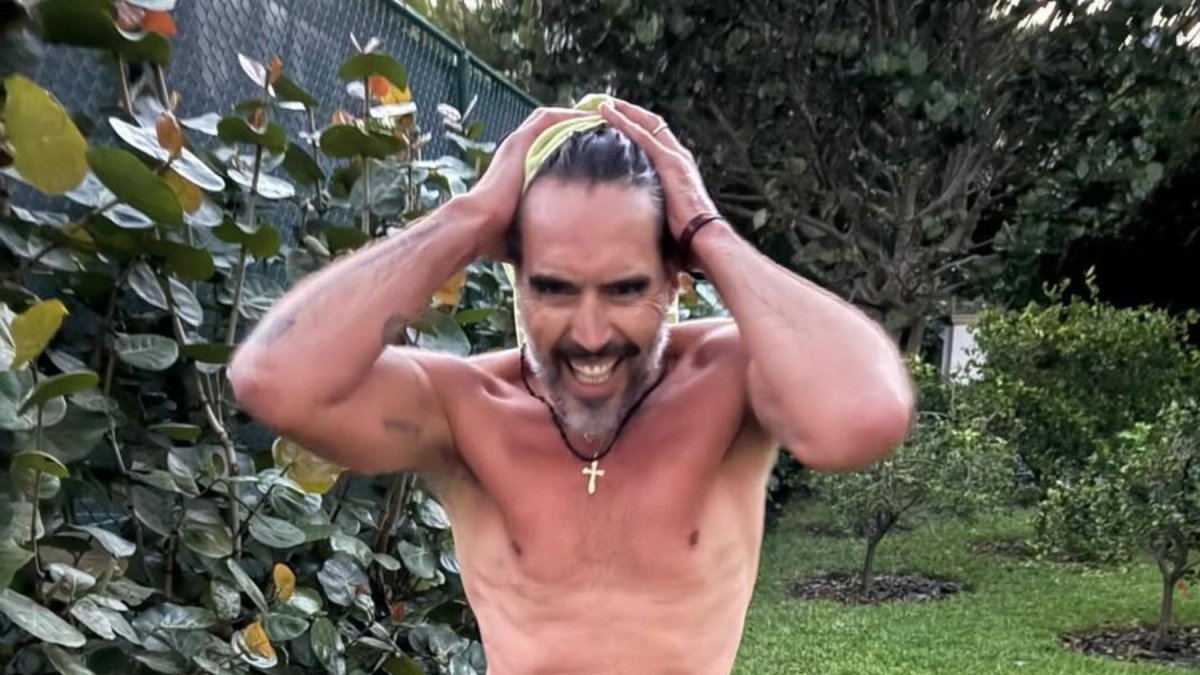 Russel Brand tiene 49 años.