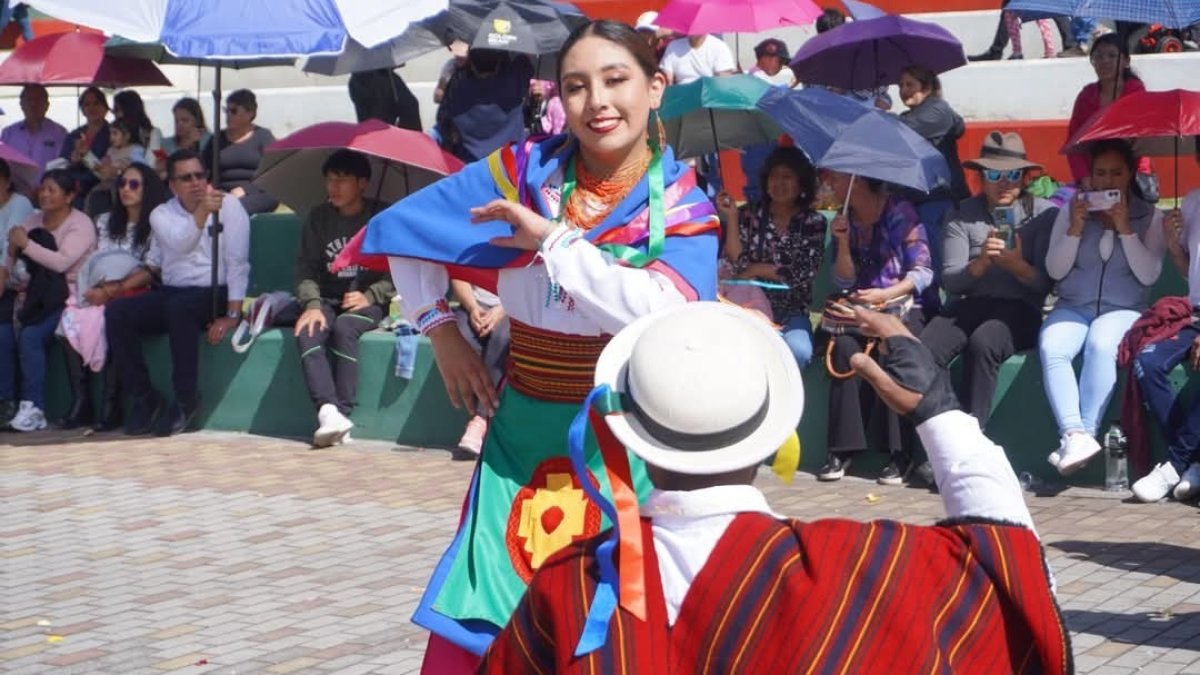 Los niños mostraron su talento en la danza de las comunidades ancestrales.