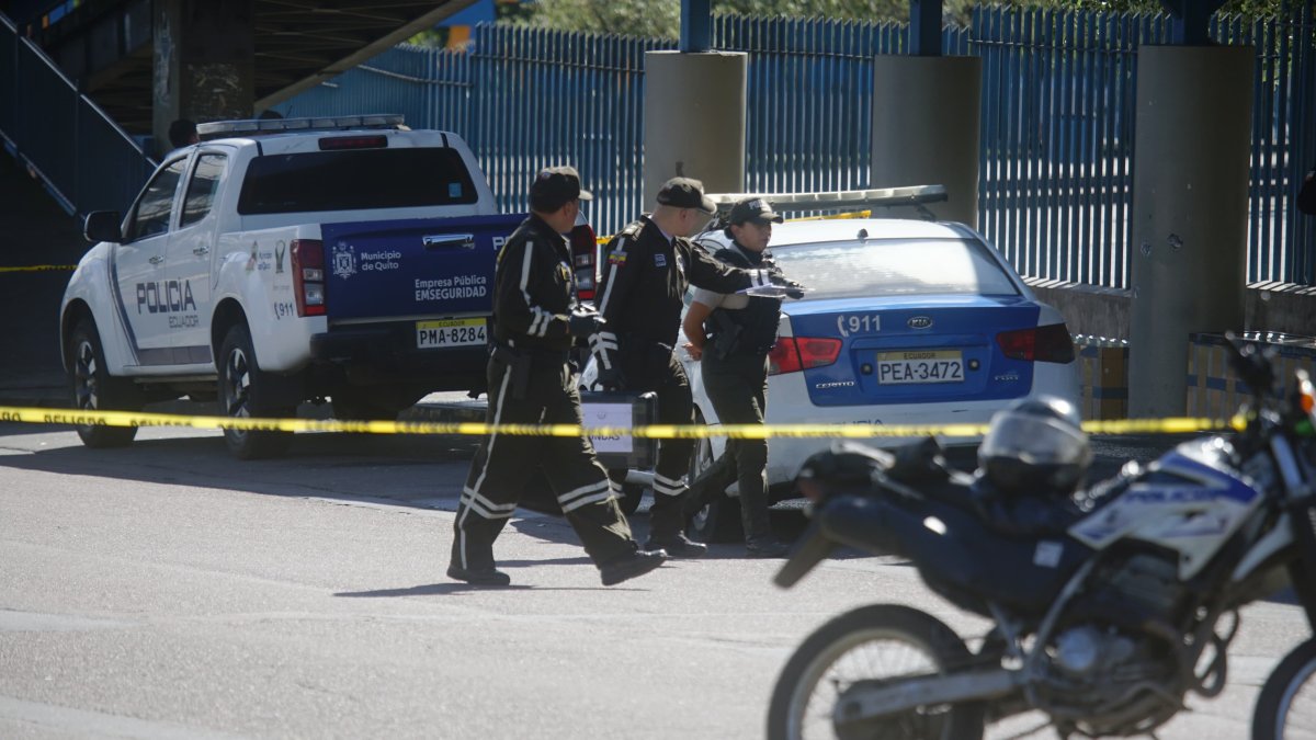 Agentes de la Policía cercaron los exteriores del centro comercial Quicentro Sur, para recabar indicios del asalto frustrado a un blindado.
