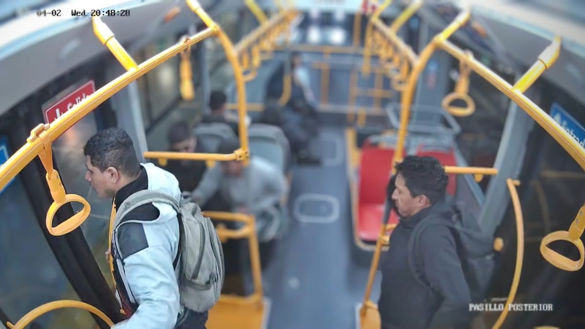 Dos jóvenes vandalizaron uno de los nuevos trolebuses eléctricos