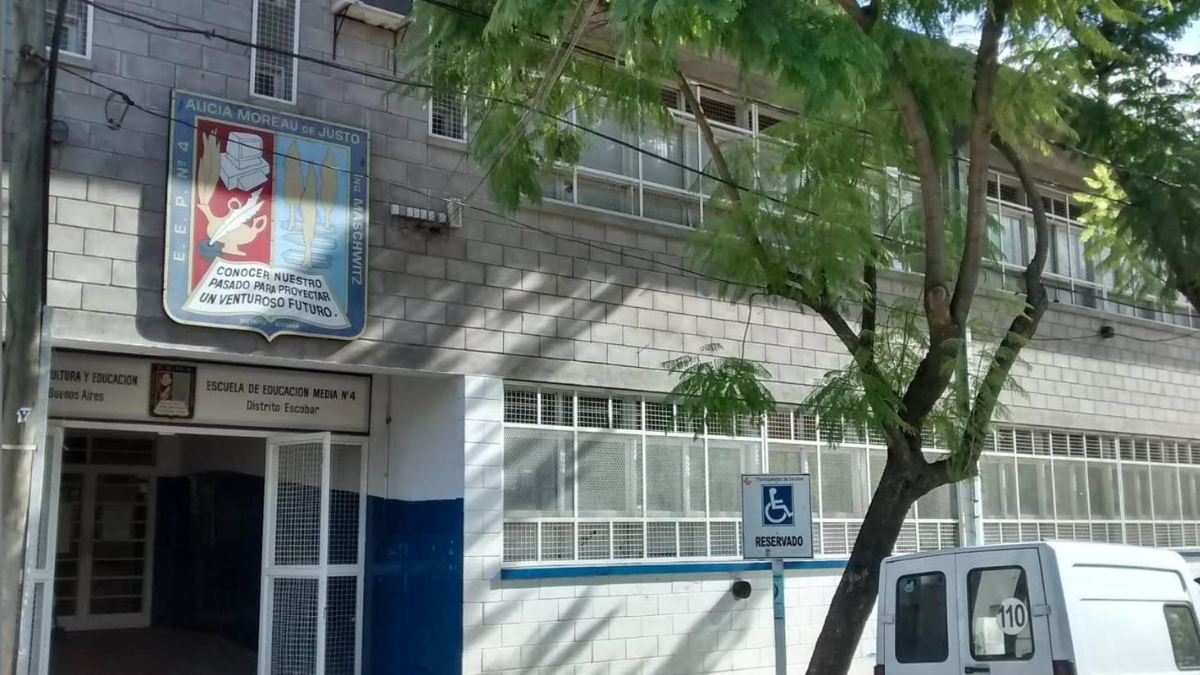 Escuela Media N°4 en la provincia de Buenos Aires, Argentina, donde se planeaba un ataque armado, generando preocupación en la comunidad educativa.