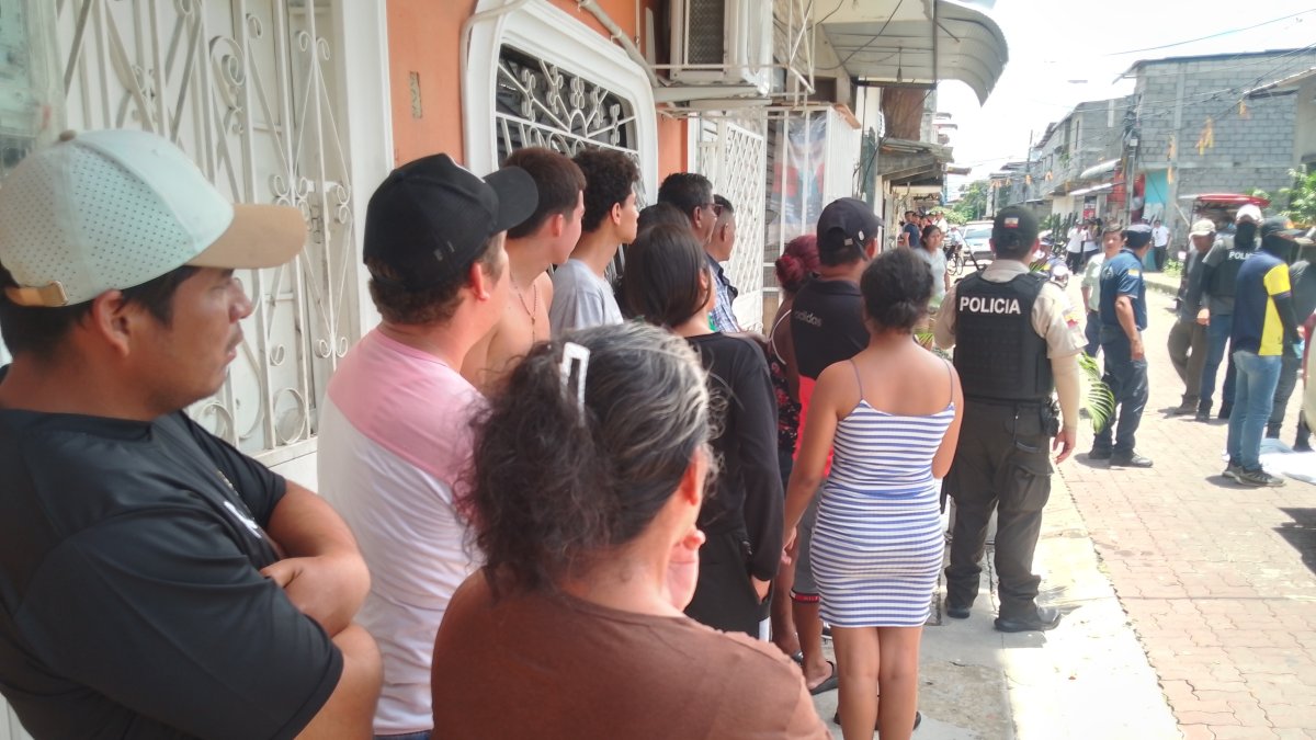 Policía continua levantando información.