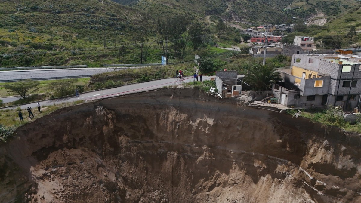 Miedo. Quince familias sienten temor de perder sus casas tras las fuertes lluvias y el proceso erosivo que ha desgastado la montaña.