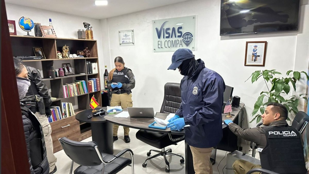 Control. Un agente de la HSI (con máscara) participa de un operativo contra las redes de trafico de migrantes.