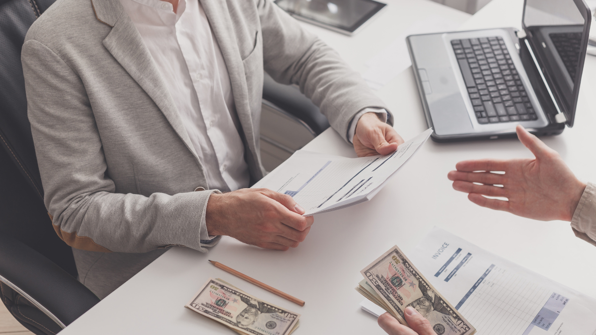 El Ministerio de Inclusión Económica y Social (MIES) impulsa programas de asistencia para reducir la pobreza en Ecuador.