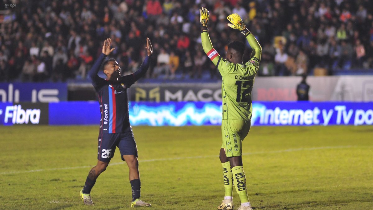 Los jugadores de El Nacional festejan durante el juego ante Libertad.