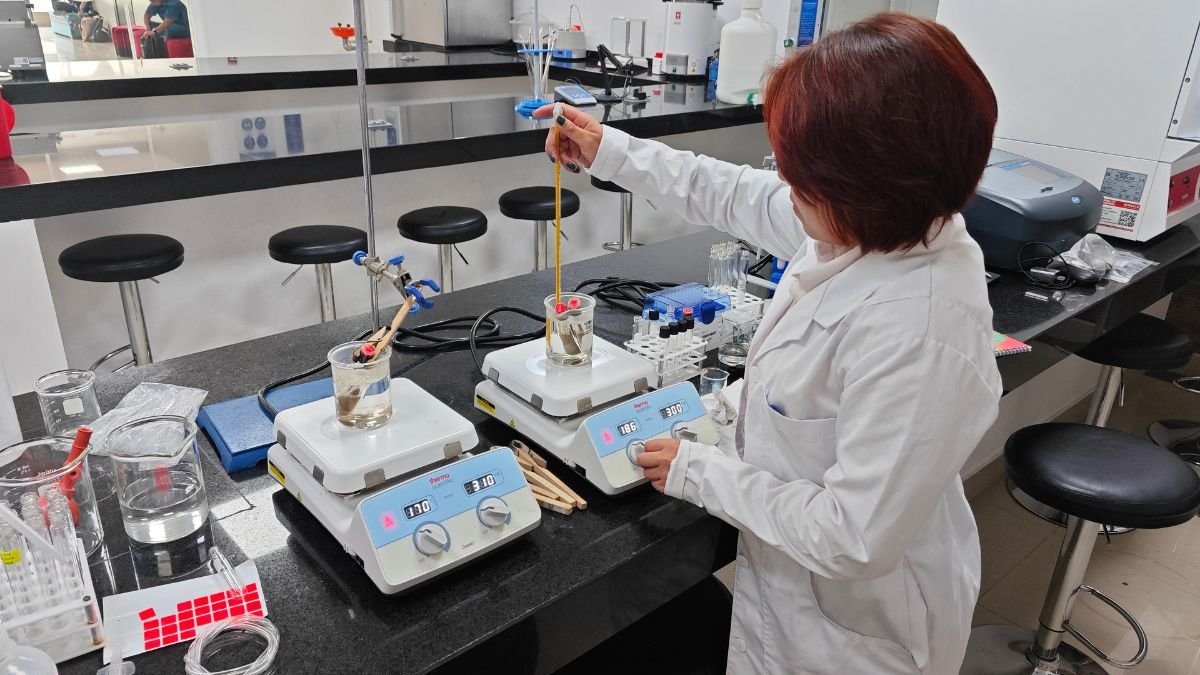 Investigación. Docente y estudiantes de la Universidad Ecotec crearon productos como el sílice, obtenido de la cáscara del arroz.