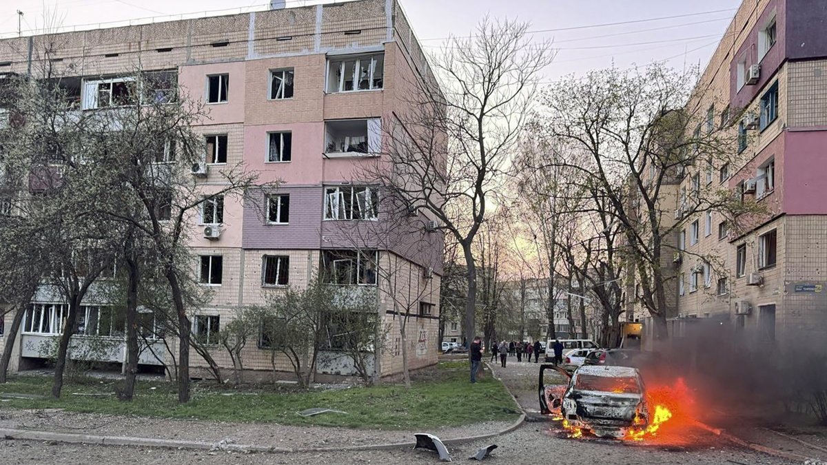 Una fotografía proporcionada por el Servicio Estatal de Emergencias muestra un automóvil en llamas en el lugar del impacto de un cohete en Krivói Rog, Ucrania, el 4 de abril de 2025.