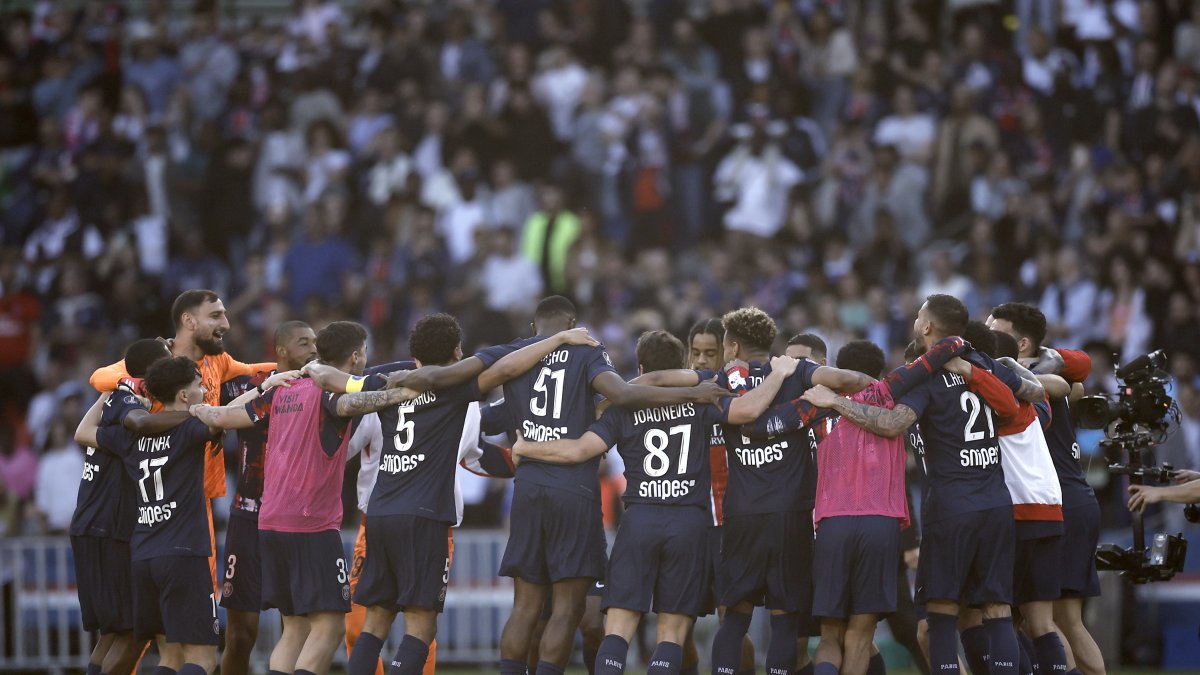 William Pacho celebra con sus compañeros el título de la Ligue 1.