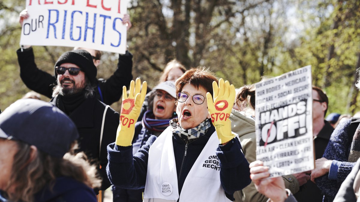 DSimpatizantes demócratas protestaron en contra de Trump y de Elon Musk en Berlín.