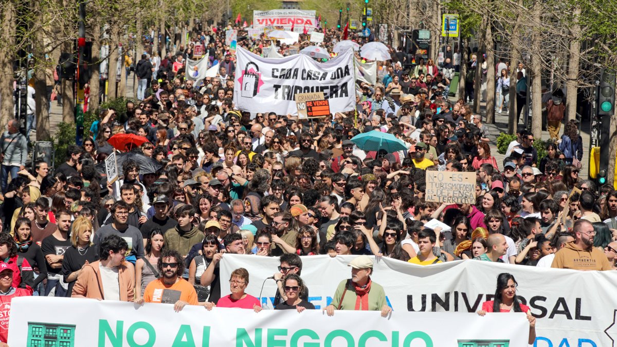 El Movimiento por la Vivienda de Granada (sur de España), junto a diversas asociaciones, organizó una manifestación en defensa del derecho a la vivienda.