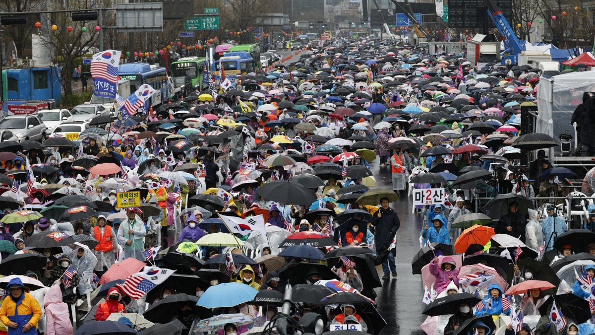Partidarios del presidente destituido Yoon Suk-yeol se reúnen durante una manifestación en Seúl, Corea del Sur, este sábado 5 de abril de 2025.