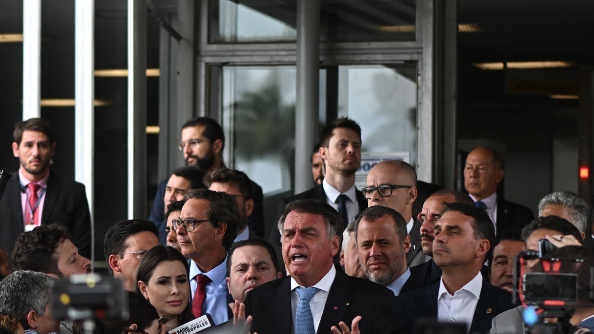 El expresidente de Brasil, Jair Bolsonaro, habla en una rueda de prensa en el Congreso Nacional, en Brasilia (Brasil), en una fotografía de archivo.