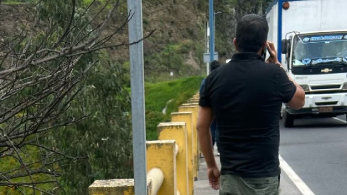 Las personas que circulaban por el puente de Guápulo alertaron a las autoridades.