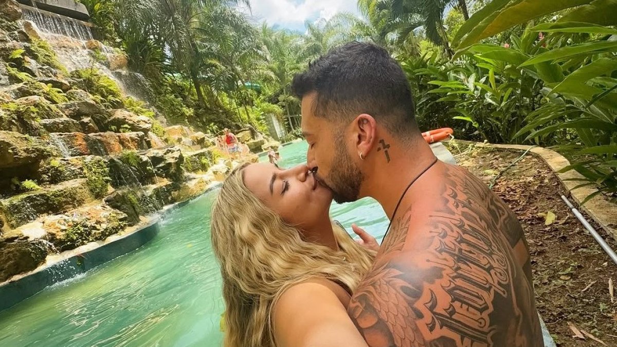 Con su novio, Carlos Navarro.