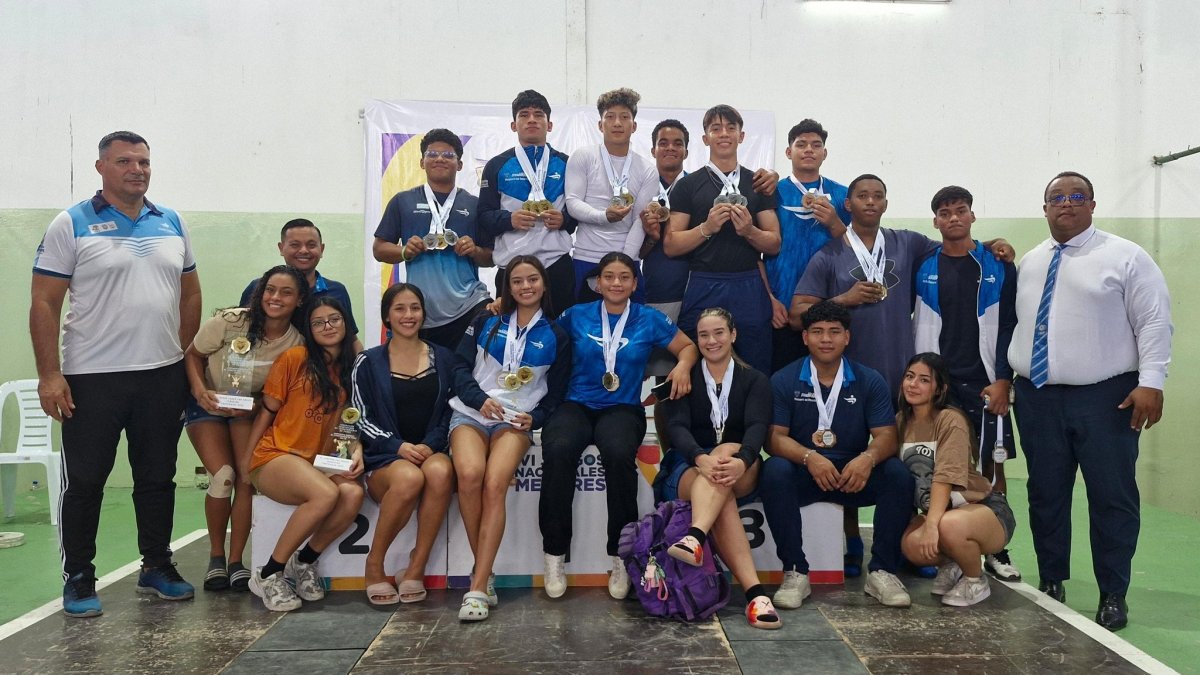 El equipo albiceleste completo durante la premiación.