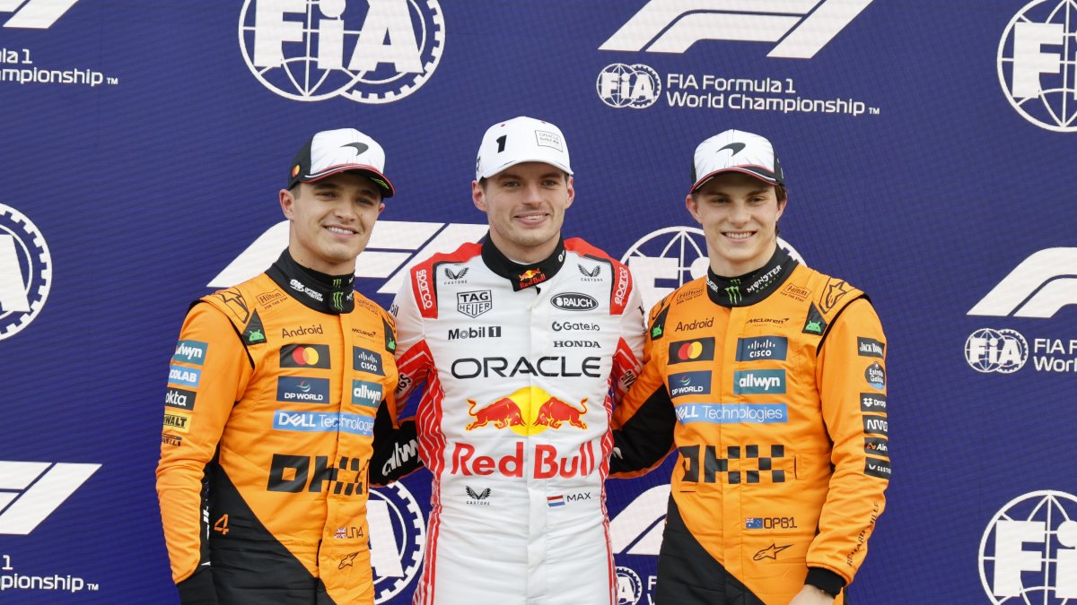 Mad Max (c) saldrá primero, delante de Lando Norris (i) y Oscar Piastri.