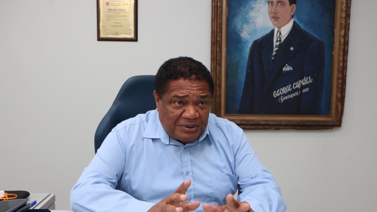 Jorge Guzmán, presidente de Emelec, celebra la oficialización de su directiva por parte del Ministerio del Deporte, dando inicio a su gestión 2025-2029.