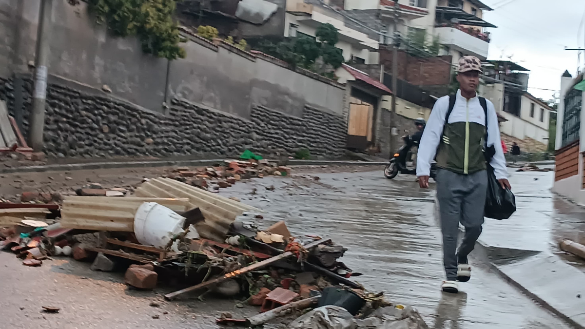 La avenida de Los Cerezos quedó convertida en un río de escombros tras la fuerte lluvia que cayó en Cuenca.