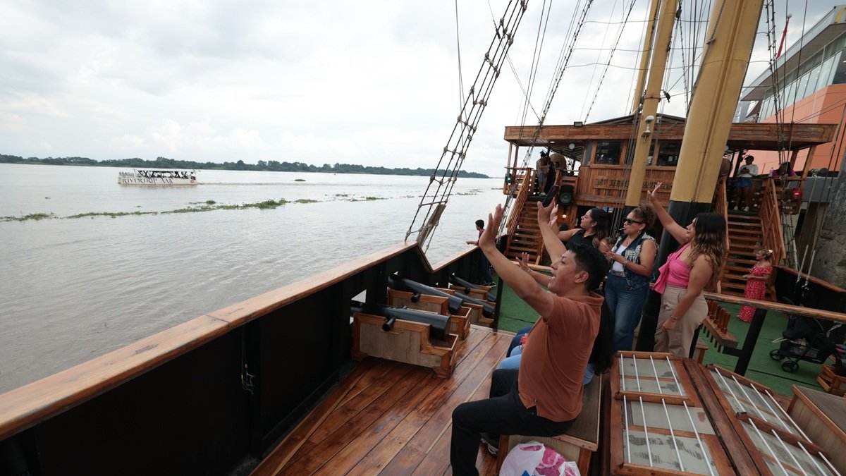 Turismo. Los jóvenes disfrutan de los paseos en las embarcaciones  en el río Guayas.