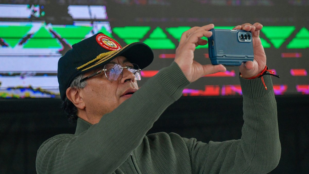 El presidente de Colombia, Gustavo Petro, durante un acto para analizar el Proceso de Paz Territorial en Nariño, este sábado 5 de abril de 2025, en Pasto.