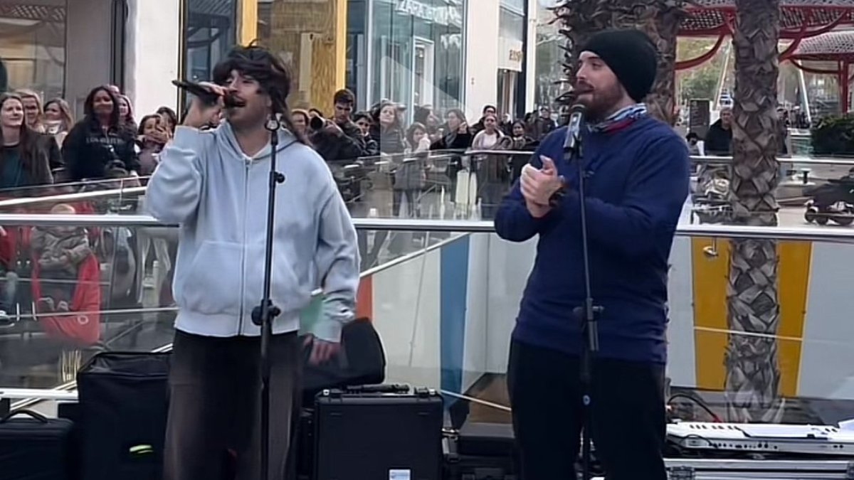 Feid e Ibai Llanos disfrutan de su concierto sorpresa en las calles de Barcelona