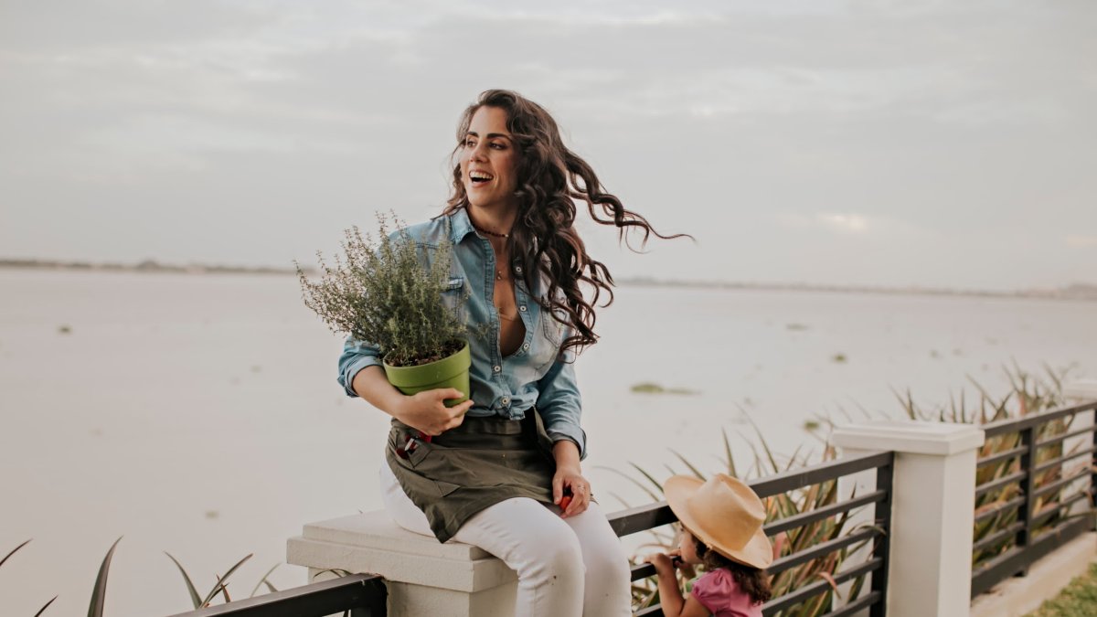 Desde su primer huerto en un piso 26 hasta sembrar en 21 provincias, Claudia promueve un vínculo activo con la naturaleza.