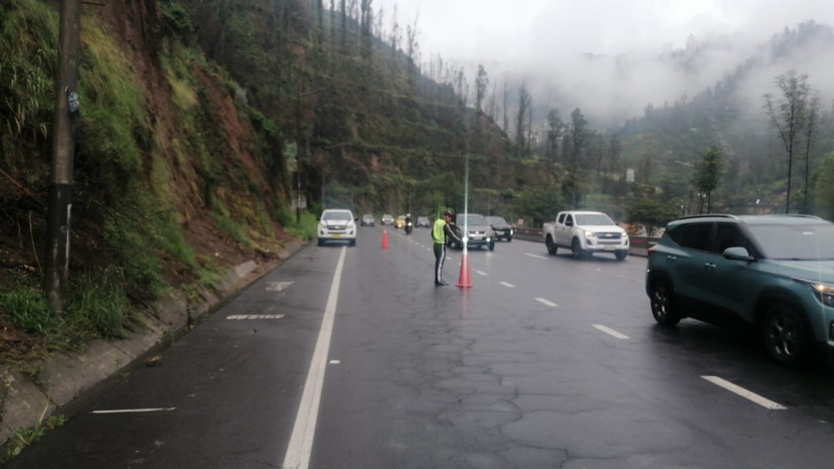 Por el deslizamiento se cerró la avenida Simón Bolívar, en sentido norte - sur.