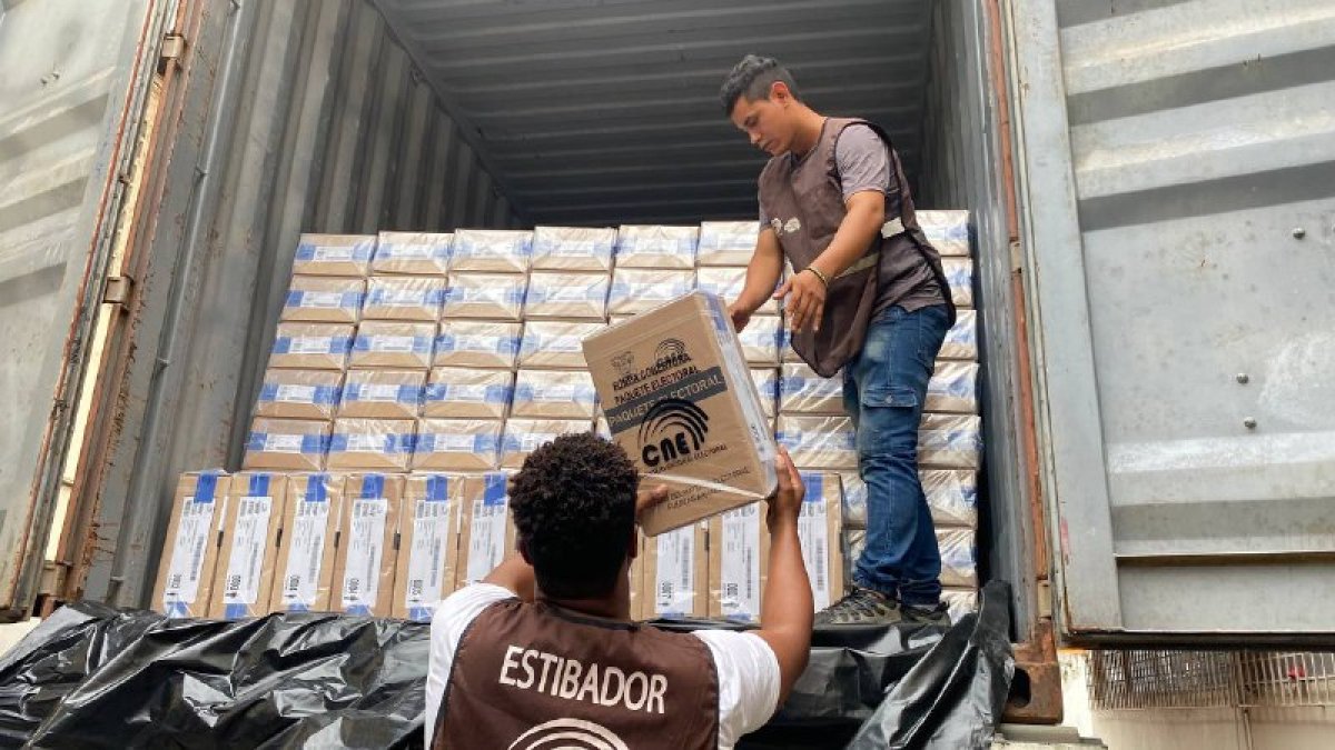 La distribución de paquetes electorales empieza con zonas más alejadas de la capital y termina en la provincia de Pichincha.