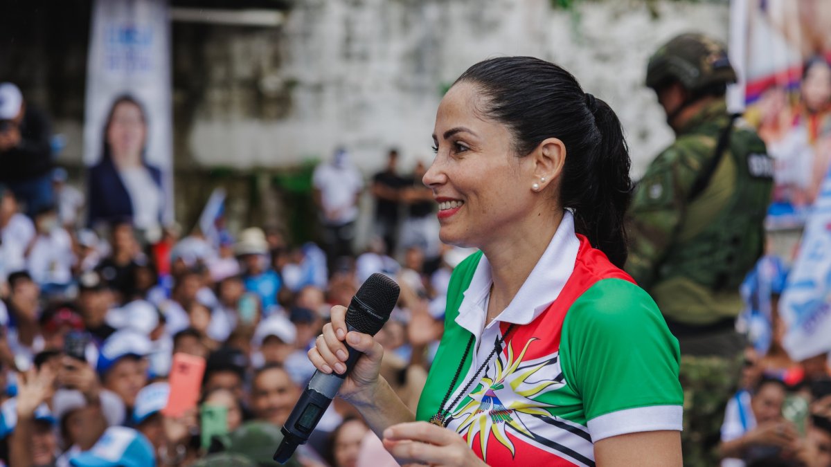 La candidata del correísmo, Luisa González, durante la campaña electoral.
