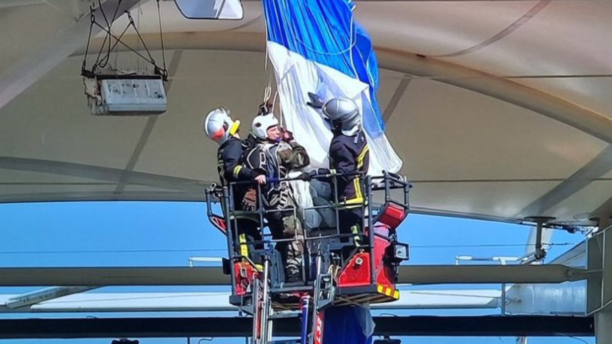 Soldado atrapado en el techo de un estadio.