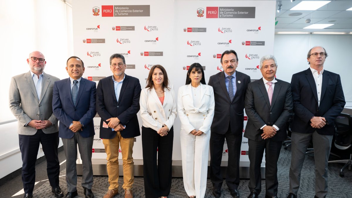 La ministra de Comercio Exterior de Perú, Desilú León, lideró una reunión con los principales gremios exportadores.