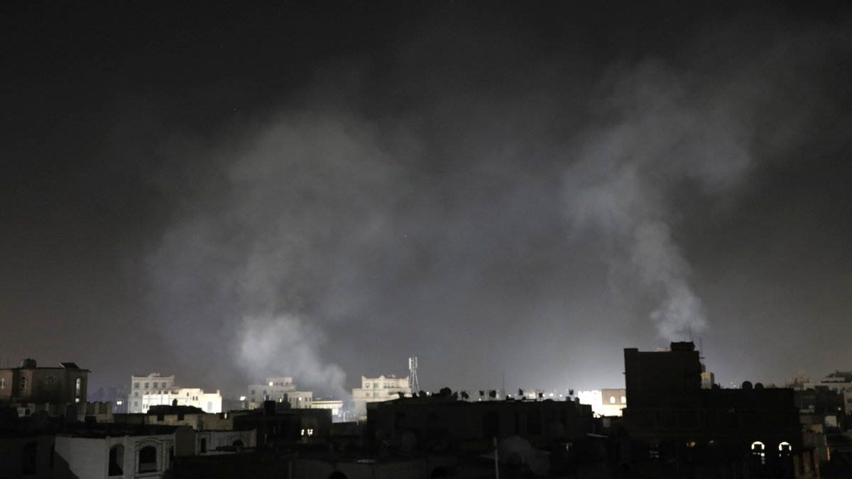 Milicias estadounidenses arremetieron contra varias zonas de hutíes en Saná, Yemen.