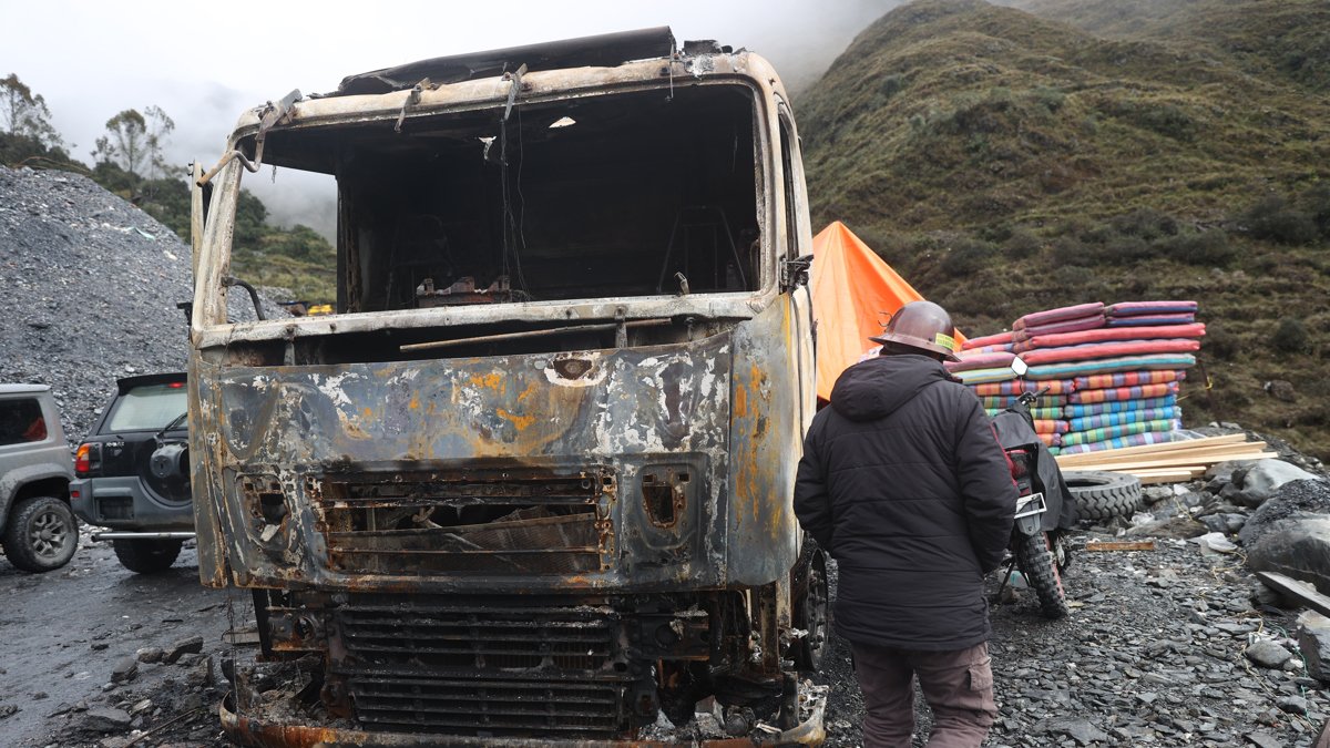 El minero aurífero, Samuel Quispe, observa los escombros tras una explosión a un campamento minero este sábado 5 de abril, en Yani (Bolivia).