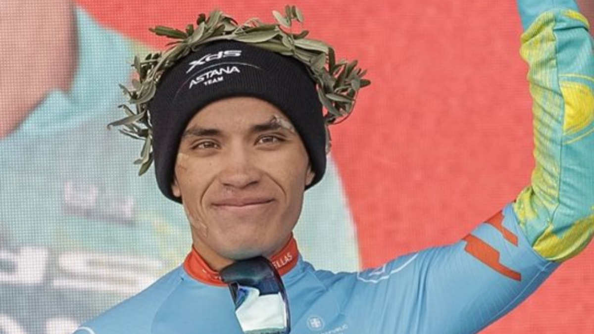 Harold Martín López celebra su victoria en el Tour de Grecia 2025.