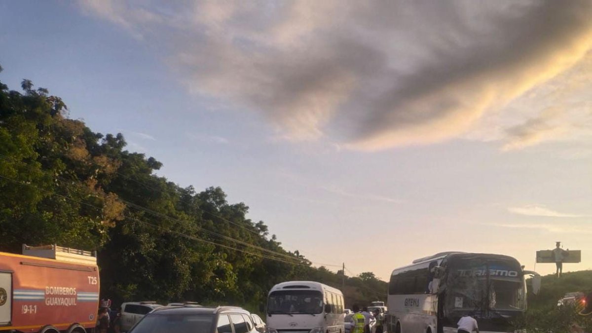 Dos buses de transporte de pasajeros se impactaron en el kilómetro 80 de la vía Progreso - Guayaquil, la tarde de este domingo 6 de abril.